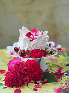 Przepis na Róża tarta i różana babeczka z bezą. Imię róży w Sezonowo od A do M