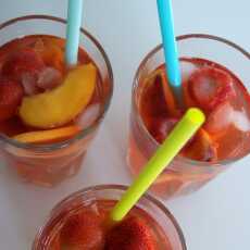 Przepis na Lemoniada truskawkowa z brzoskwiniami