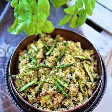 Przepis na Sałatka z komosą ryżową, szparagami zielonymi i ziołami 