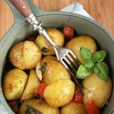 Przepis na Młode ziemniaki pieczone z pomidorem i ziołami