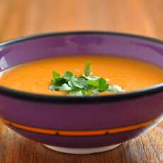 Przepis na Pikantna zupa z soczewicy i pomidorów. Niezwykłe cegielnie.