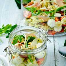 Przepis na Salatka z makaronu farfalle z mini mozzarella, karczochami i rukola.