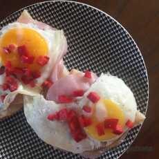 Przepis na Kanpka z jajkiem sadzonym na szynce