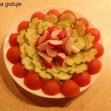 Przepis na Szybka sałatka (pomidor, ogórek, rzodkiewka)