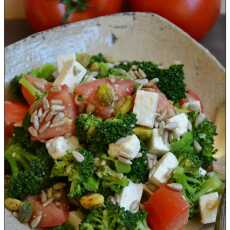 Przepis na Sałatka brokułowa z pomidorami i fetą