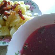 Przepis na Barszcz czerwony z ziemniakami okraszonymi boczkiem i cebulką