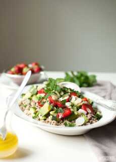 Przepis na Tabbouleh z quinoą, truskawkami i awokado z dużą ilością mięty i pietruszki