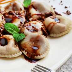 Przepis na Błyskawiczny obiad na słodko - pierogi z wiśniami, kruszoną czekoladą i sosem karmelowo-czekoladowym