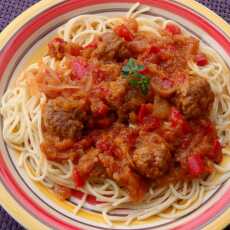 Przepis na Spaghetti z domowym sosem cukiniowym i klopsikami