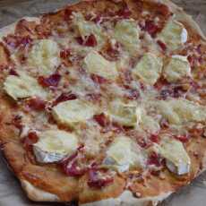 Przepis na Pizza z camembertem i szynką dojrzewającą