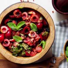 Przepis na Sałatka z pomidorów i czereśni z czarną quinoą, miętą i różowym pieprzem