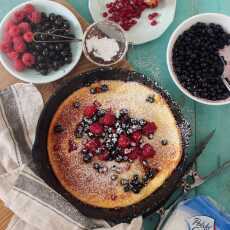 Przepis na Bezlaktozowy Dutch baby z malinami, porzeczką i jagodami! 