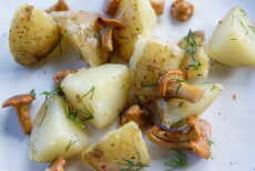 Przepis na Sałatka z młodych ziemniaków, kurek, kopru i chili
