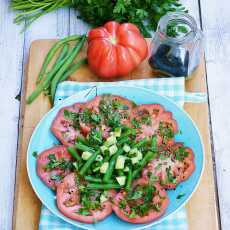 Przepis na Sałatka z zieloną fasolką szparagową, pomidorem i ogórkiem małosolnym