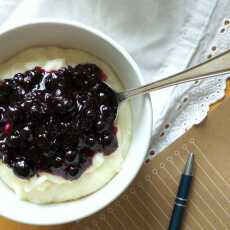 Przepis na Kremowa manna z czarną porzeczką