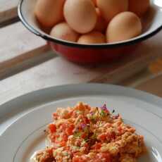 Przepis na Jajecznica z pomidorami, serem i bazylią