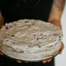 Przepis na Bezglutenowy wegański tort z 'bitą śmietaną' i wiśniami