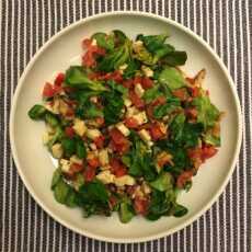 Przepis na Salatka z kozim serem, orzechami, pomidorem i papryką