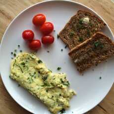 Przepis na Francuski omlet ze szczypiorkiem, tymiankiem i pietruszką