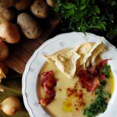 Przepis na Zupa krem z młodych ziemniaków i quinoy z wędzoną papryką, papadamem i chipsami z szynki