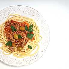 Przepis na Spaghetti pomidorowe z oliwkami