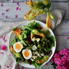 Przepis na Sałatka z kwiatami cukinii, jajkiem, fasolką szparagową, suszonymi pomidorami i serem pleśniowym oraz cytrynowym dressingiem 