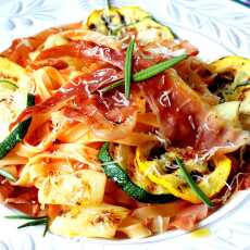 Przepis na Tagliatelle all'Uovo Bolognesi z grillowanymi warzywami i szynką parmeńską