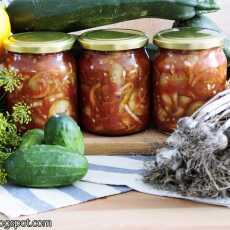 Przepis na Sałatka z ogórków w pomidorowo- paprykowej zalewie na ostro