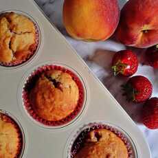 Przepis na Szybkie muffiny z truskawkami i brzoskwiniami