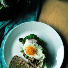 Przepis na Tost z jajkiem sadzonym i smażonymi pieczarkami oraz porem z sosem balsamico