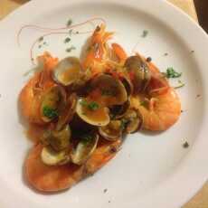 Przepis na Prawns and clams in chilli orange sauce