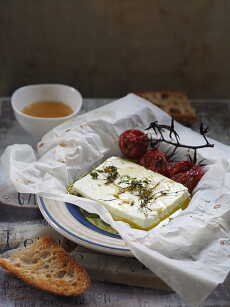 Przepis na Feta pieczona z miodem i tymiankiem. Wakacyjny comfort food