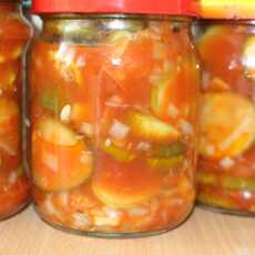 Przepis na Sałatka z ogórków w pomidorowej zalewie na zimę