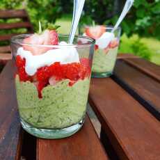 Przepis na Kokosowy pudding chia z zieloną herbatą matcha ( i truskawkami ). 