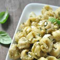 Przepis na Sałatka z tortellini, pesto i fetą