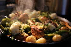 Przepis na Patelnia pełna warzyw i mięsa, obiad jednogarnkowy.
