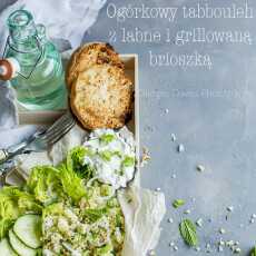 Przepis na Ogórkowy tabbouleh z labne i grillowaną brioszką