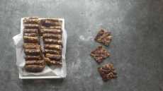 Przepis na Orzechowe ciasteczka z czekoladowo-pomarańczową polewą
