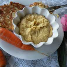 Przepis na Hummus z marchewką i migdałami