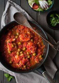 Przepis na Dorsz w pomidorach a la puttanesca z oliwkami i kaparami