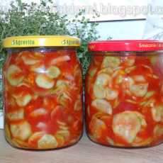 Przepis na Sałatka z ogórków z koncentratem pomidorowym