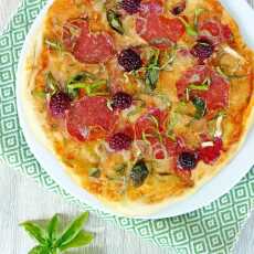 Przepis na Pizza z salami, serem pleśniowym i jeżynami