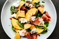 Przepis na The Summer Salad You Should Make Right Now: Peach Melon Basil and Burrata