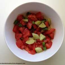 Przepis na Sałatka z pomidora, zielonego ogórka i szczypiorku 