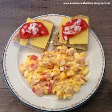 Przepis na Jajecznica (33) z szynką i pomidorem
