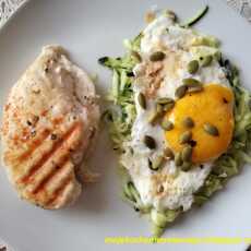 Przepis na Grillowana pierś kurczaka z jajkiem sadzonym i surówką z cukinii