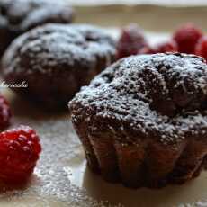 Przepis na Czekoladowe muffinki z malinkami 