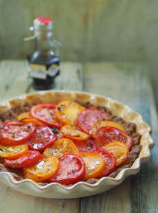 Przepis na Pomidorowa tarta na orkiszowym spodzie. Tak smakuje deszczowa niedziela