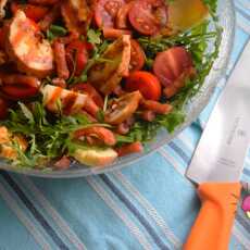 Przepis na Sałatka z grillowanym oscypkiem, rukolą, kabanosem i pomidorem