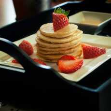 Przepis na Pyszne 'Dzień dobry!': Amerykańskie pancakes z miodem i truskawkami.